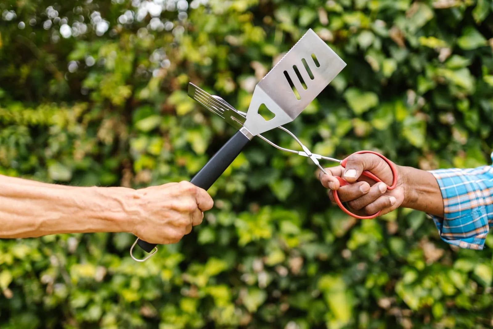 Juego de utensilios de barbacoa: pinzas y espátula