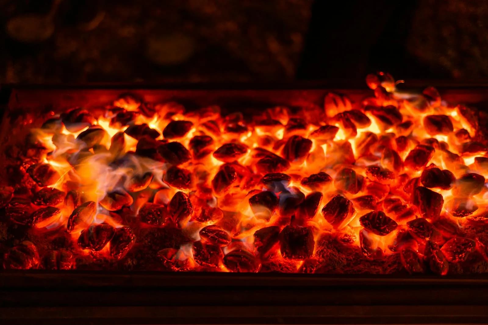 Brasas de carbón al rojo vivo prendiendo en un kamado