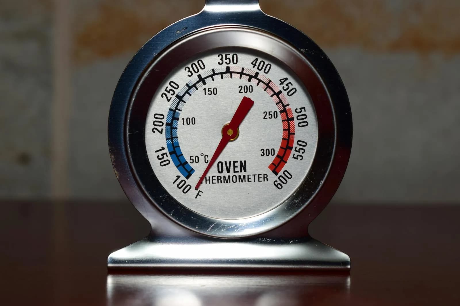 Termómetro de cúpula marcando la temperatura en grados