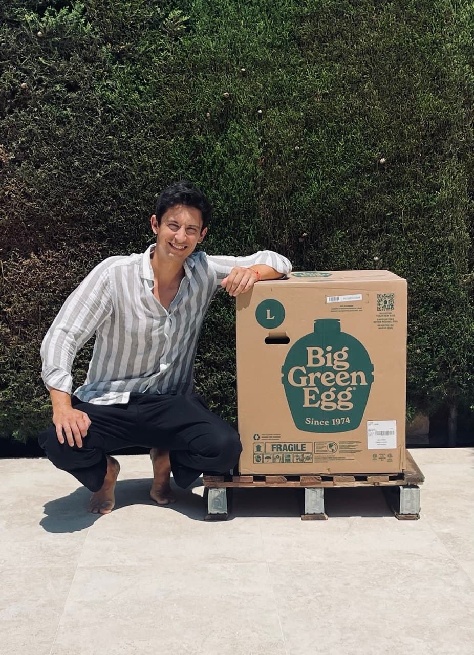 Valery, editor de mikamado.es, junto a su Big Green Egg Large (modelo L) el día de la entrega en Torrevieja