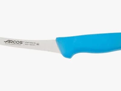 Cuchillo deshuesador curvo semiflexible Arcos Serie 2900 de 140 mm en acero Nitrum con mango azul (vista 1)