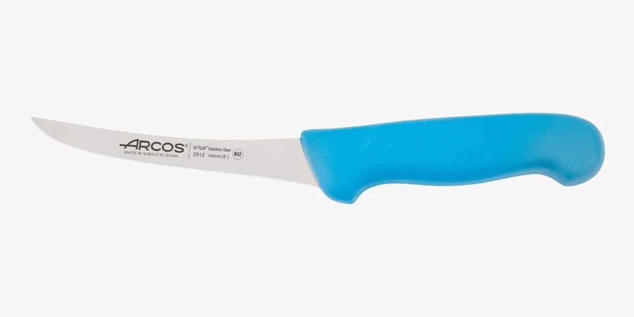 Cuchillo deshuesador curvo semiflexible Arcos Serie 2900 de 140 mm en acero Nitrum con mango azul (vista 1)