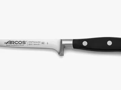 Cuchillo deshuesador Arcos Riviera de 130 mm con hoja de acero Nitrum y mango negro de polipropileno (vista 1)