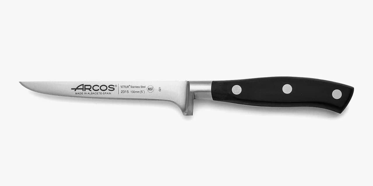 Cuchillo deshuesador Arcos Riviera de 130 mm con hoja de acero Nitrum y mango negro de polipropileno (vista 1)