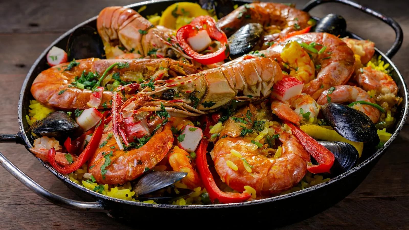Arroz a banda con marisco en paellera