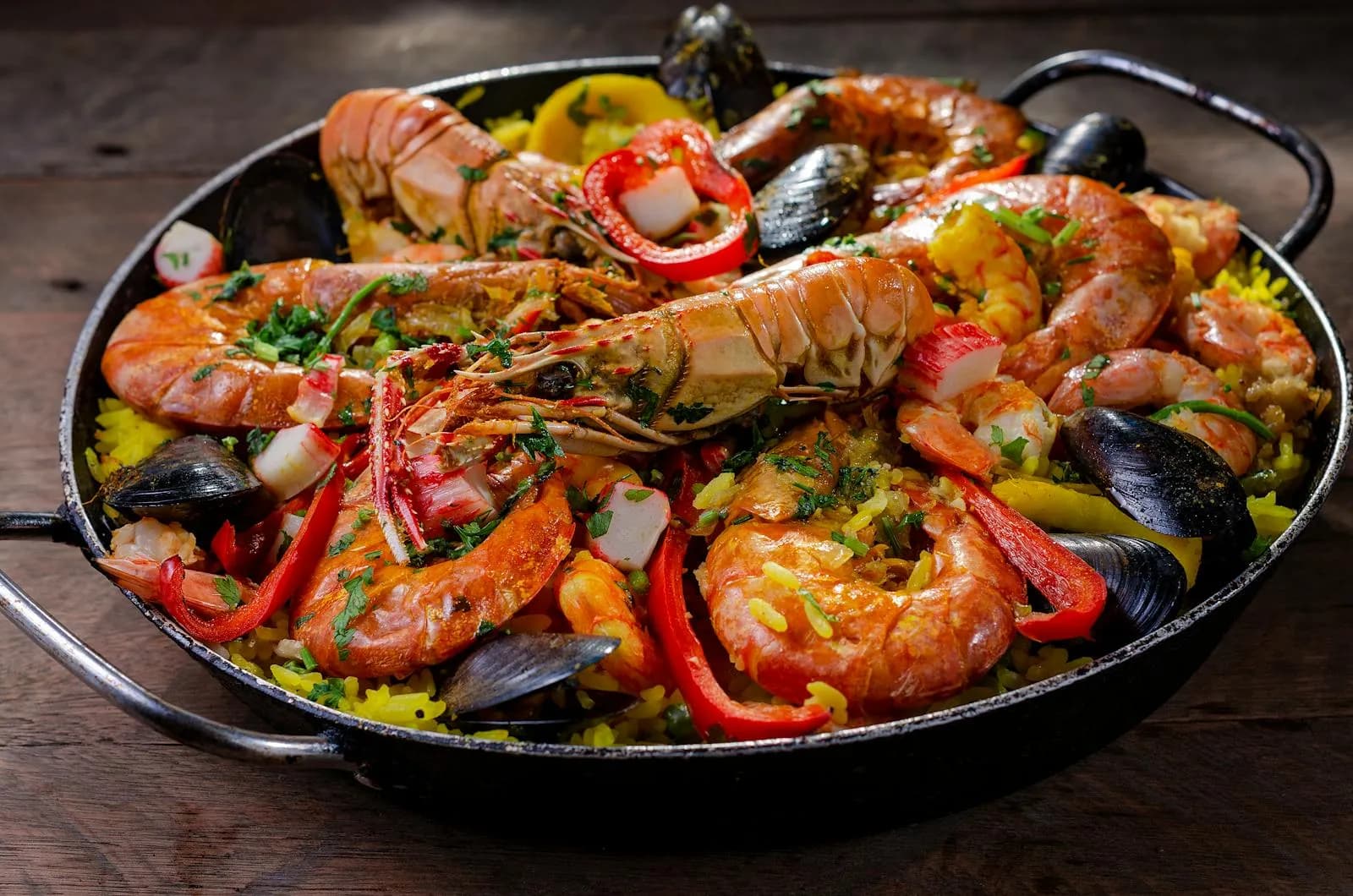 Arroz a banda con marisco en paellera