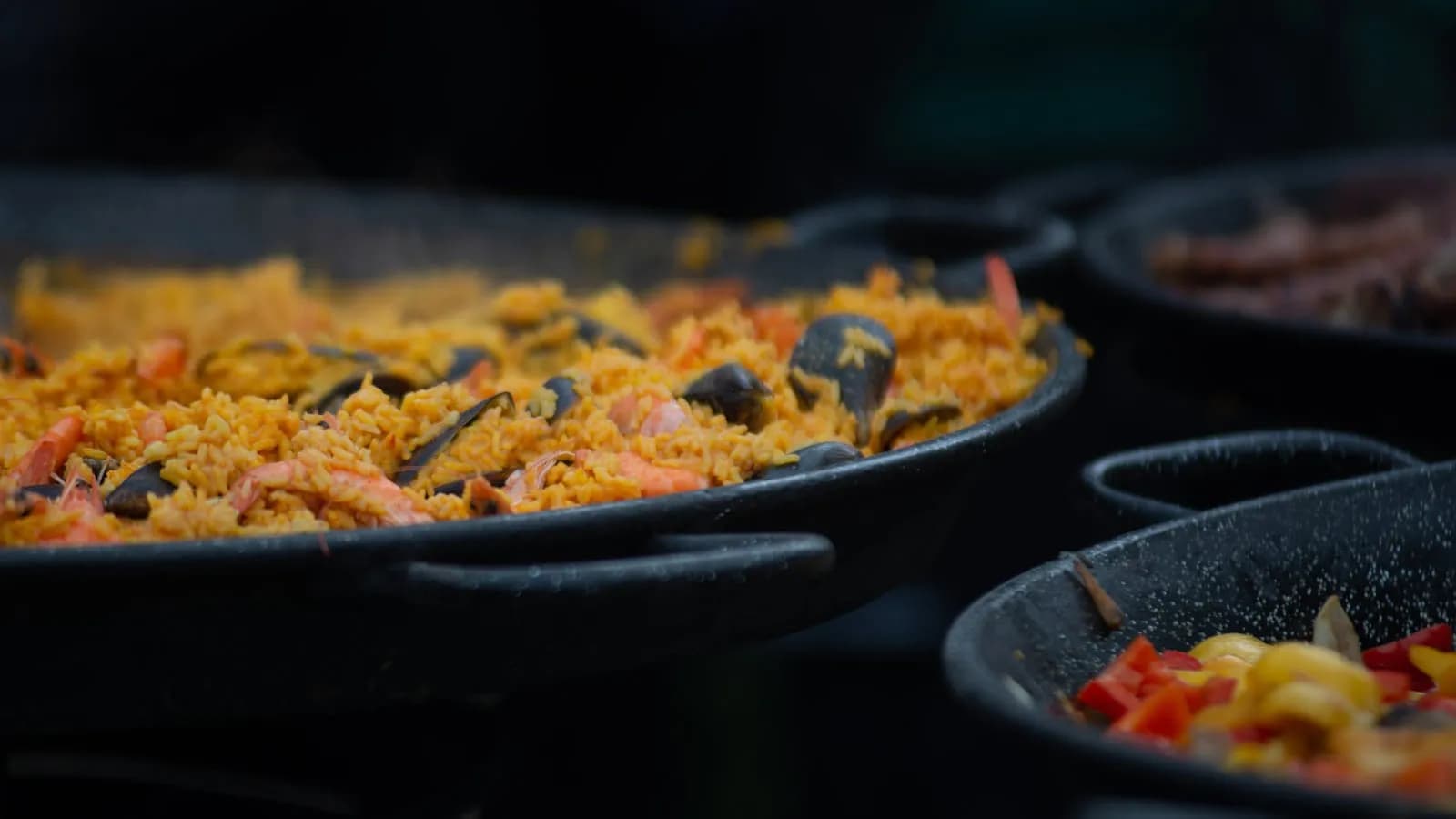 Arroz alicantino cocinándose en paellera sobre el fuego