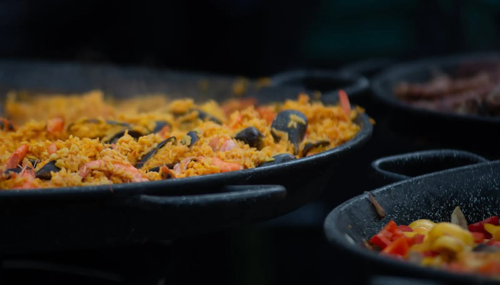 Arroz alicantino cocinándose en paellera sobre el fuego