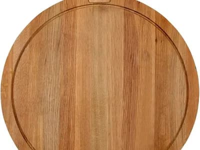 Tabla de servir redonda Boska Friends L en roble macizo de 55 cm con quesos y embutidos para presentación de mesa (vista 1)