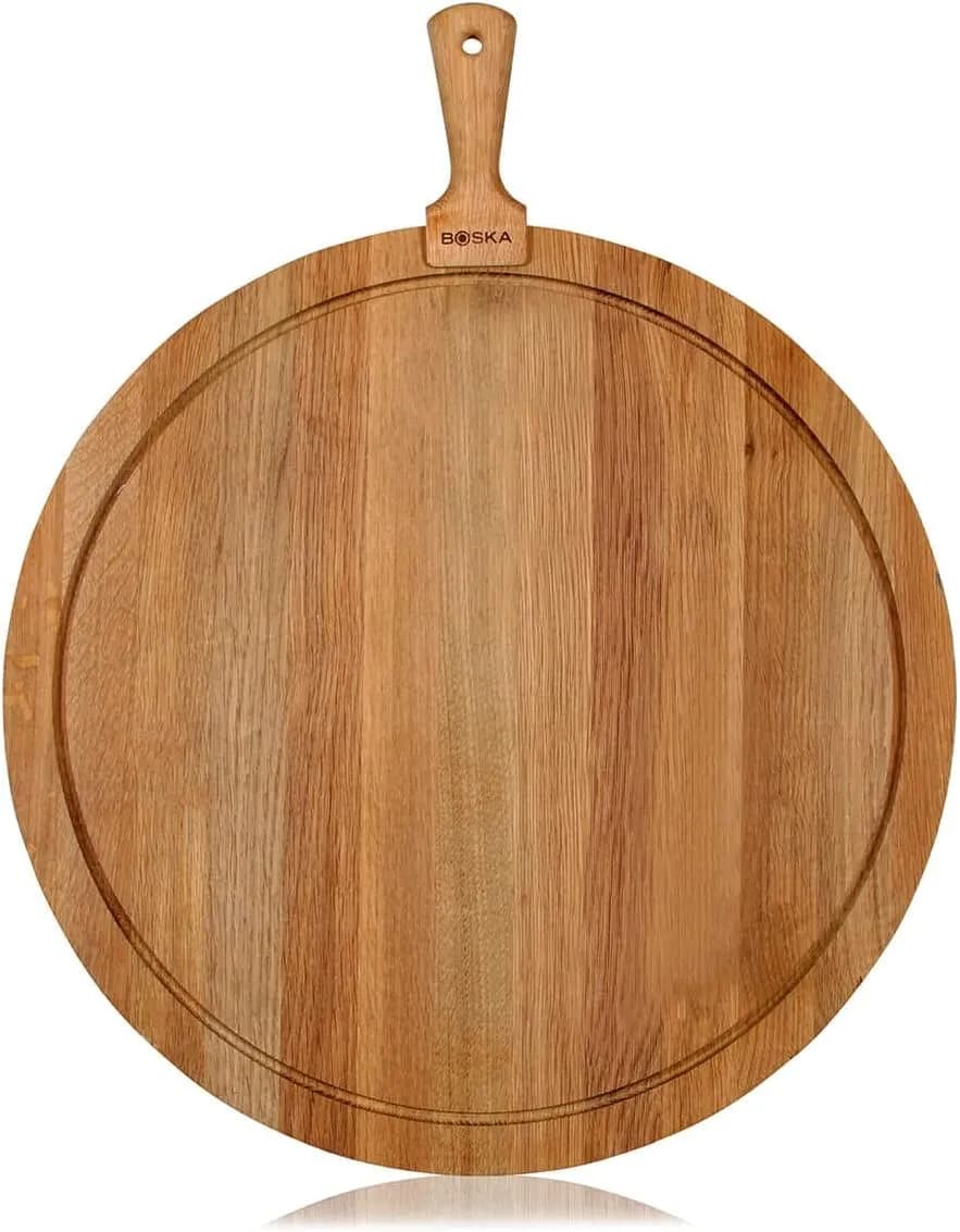 Tabla de servir redonda Boska Friends L en roble macizo de 55 cm con quesos y embutidos para presentación de mesa (vista 1)