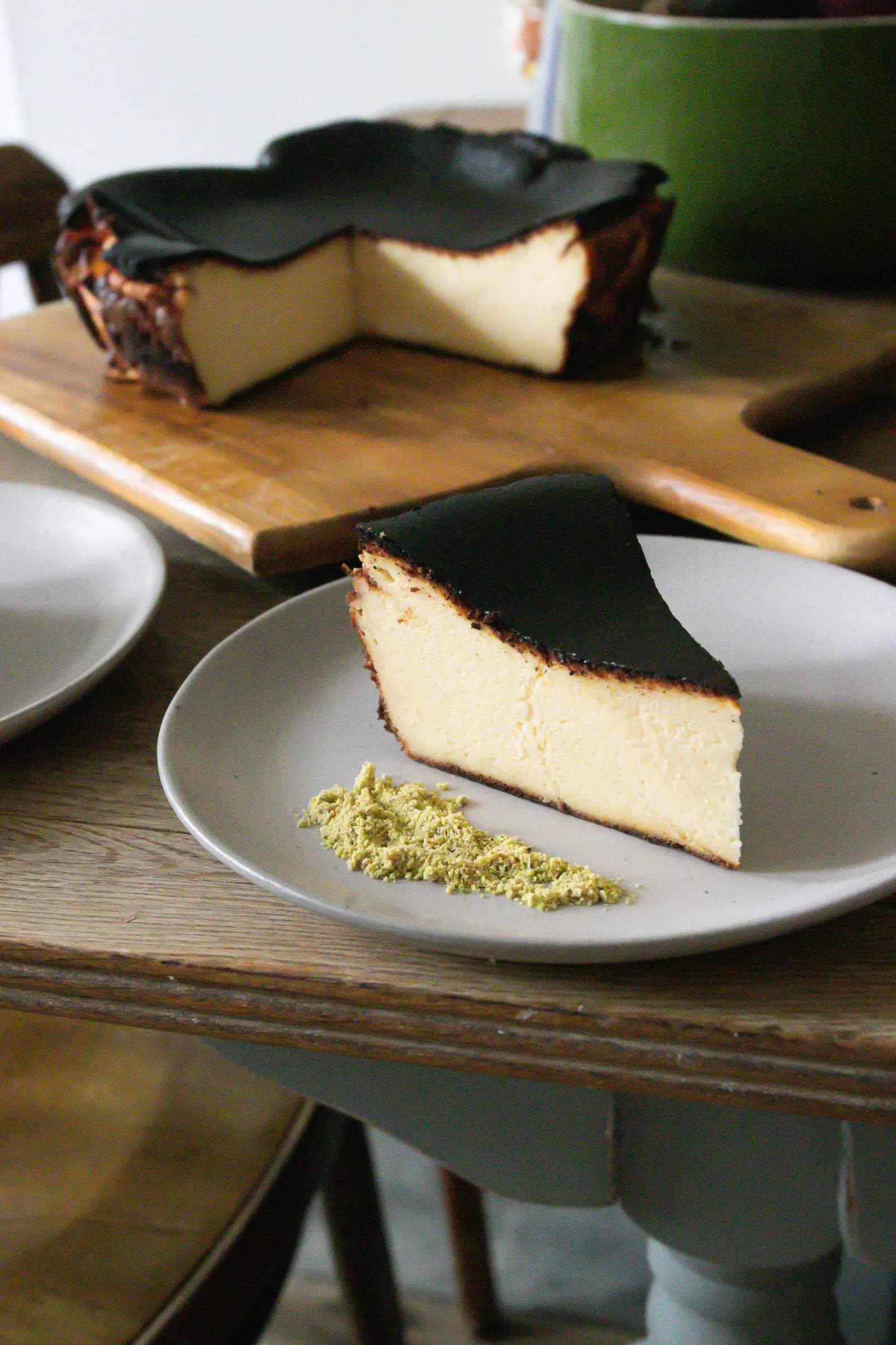 Porción de tarta de queso vasca quemada, superficie tostada y centro cremoso