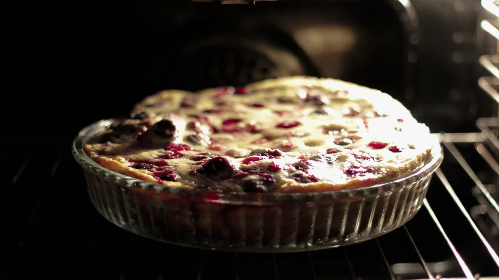 Clafoutis de cerezas dorado recién horneado