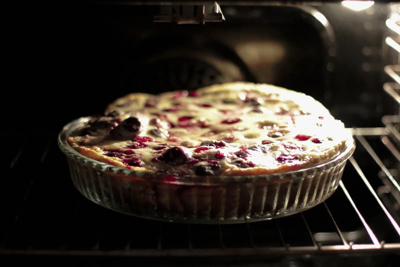 Clafoutis de cerezas dorado recién horneado