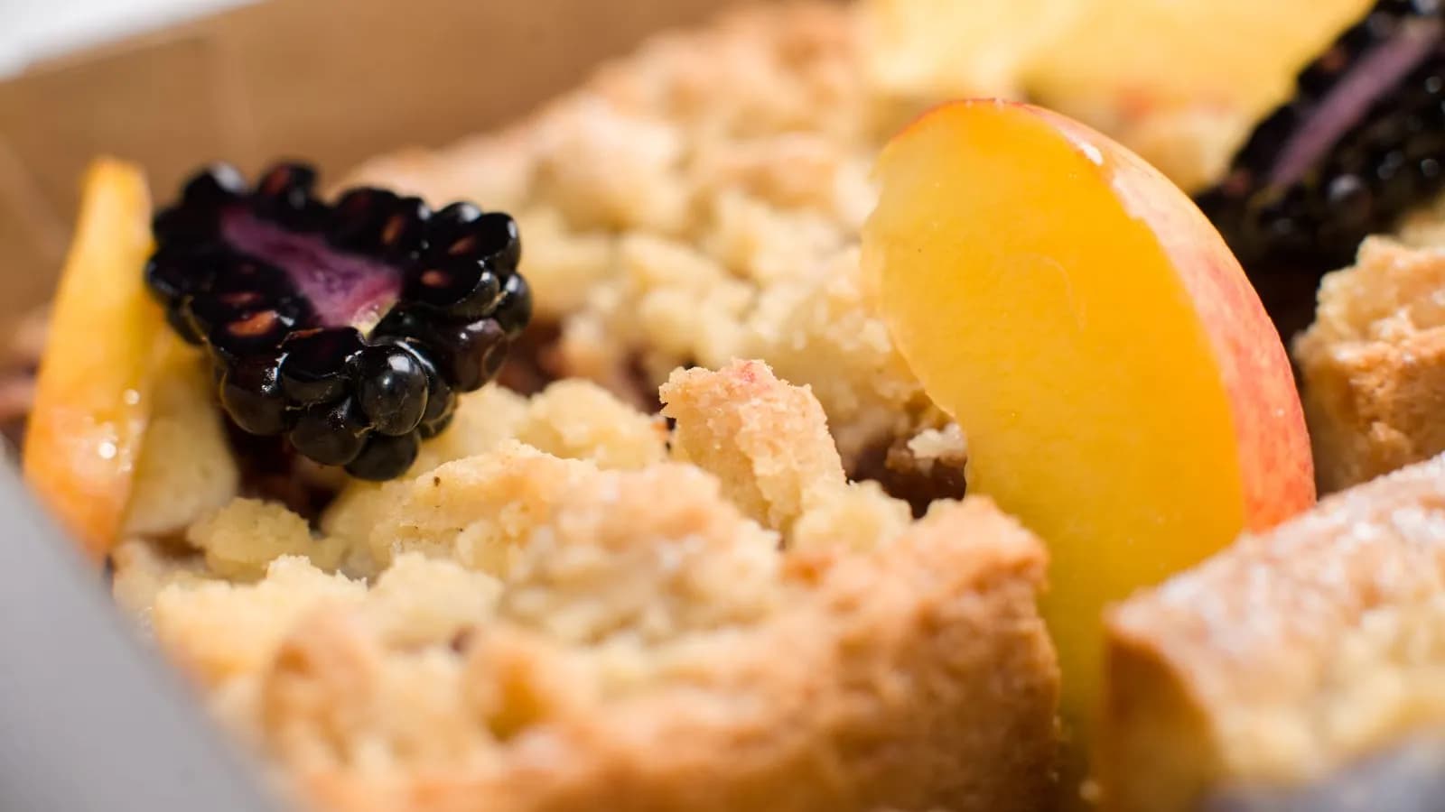 Cobbler de frutos rojos y melocotón con costra crujiente