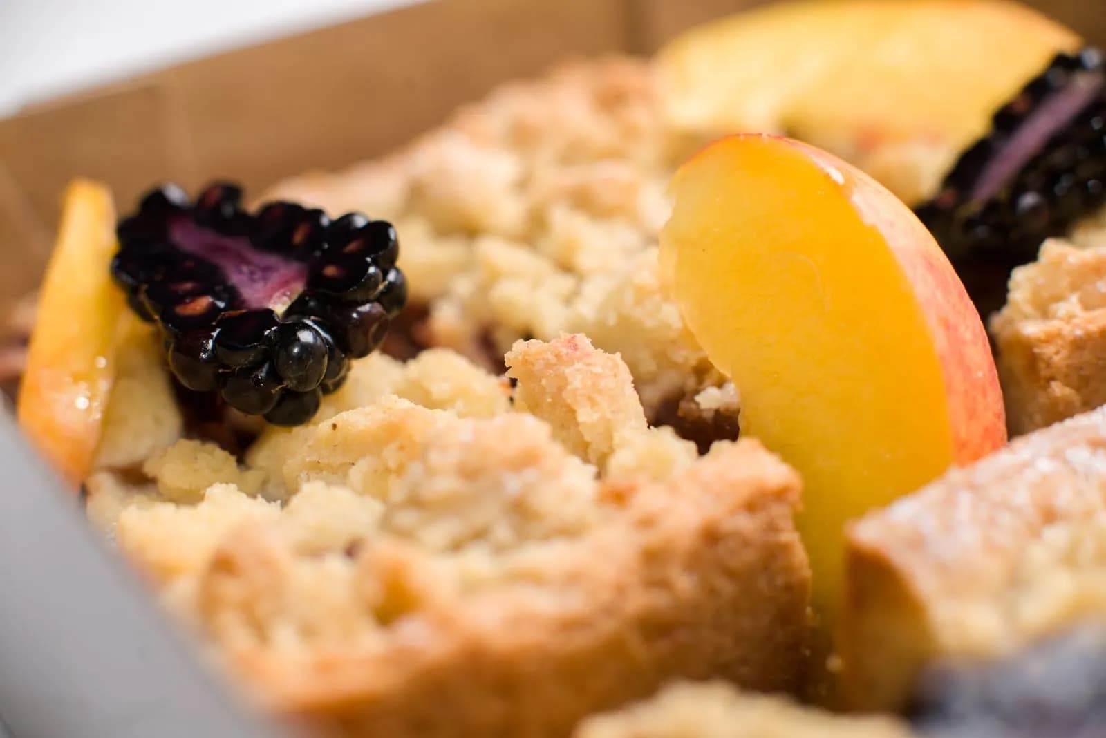Cobbler de frutos rojos y melocotón con costra crujiente