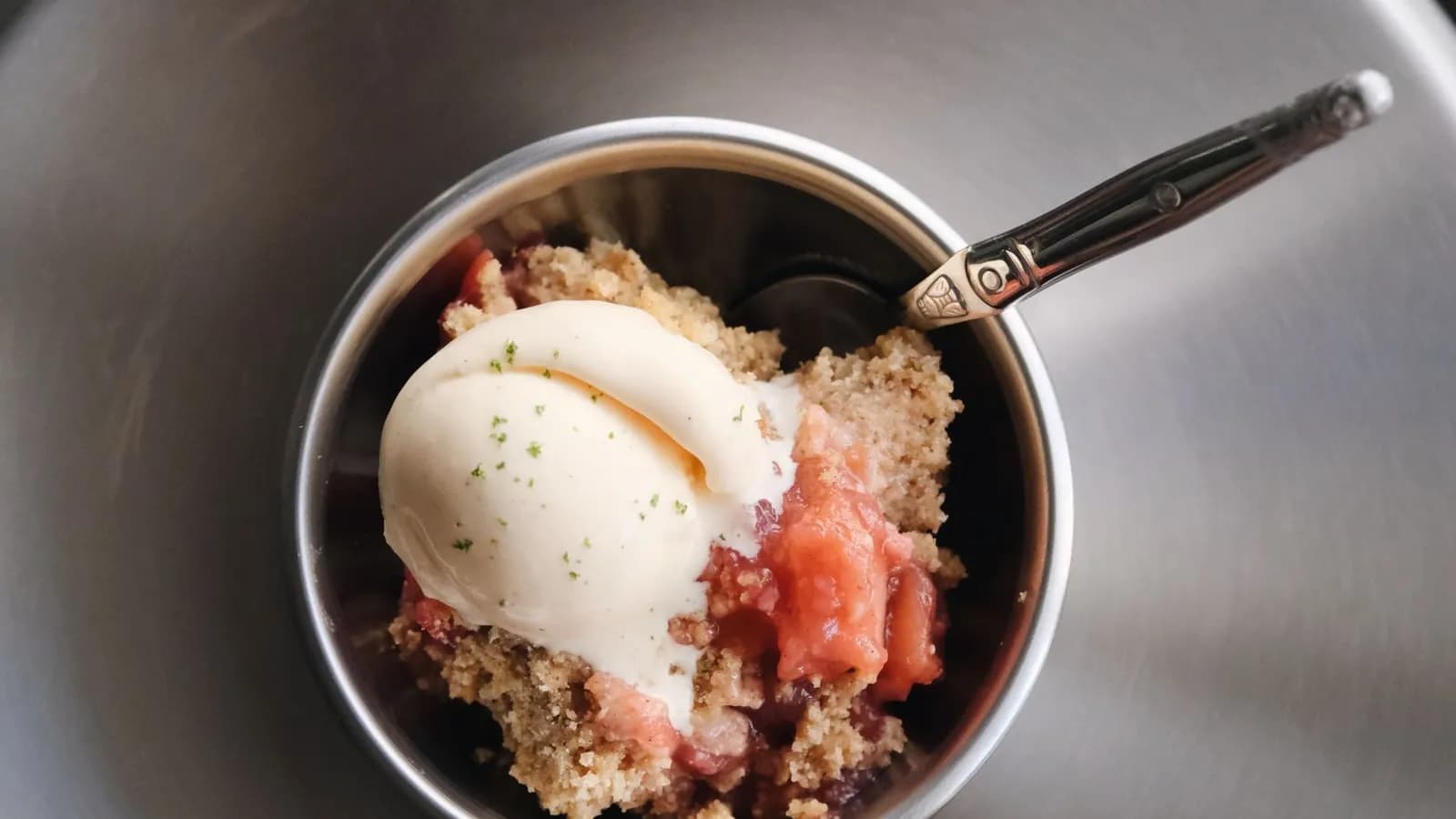 Crumble de manzana caliente con una bola de helado de vainilla