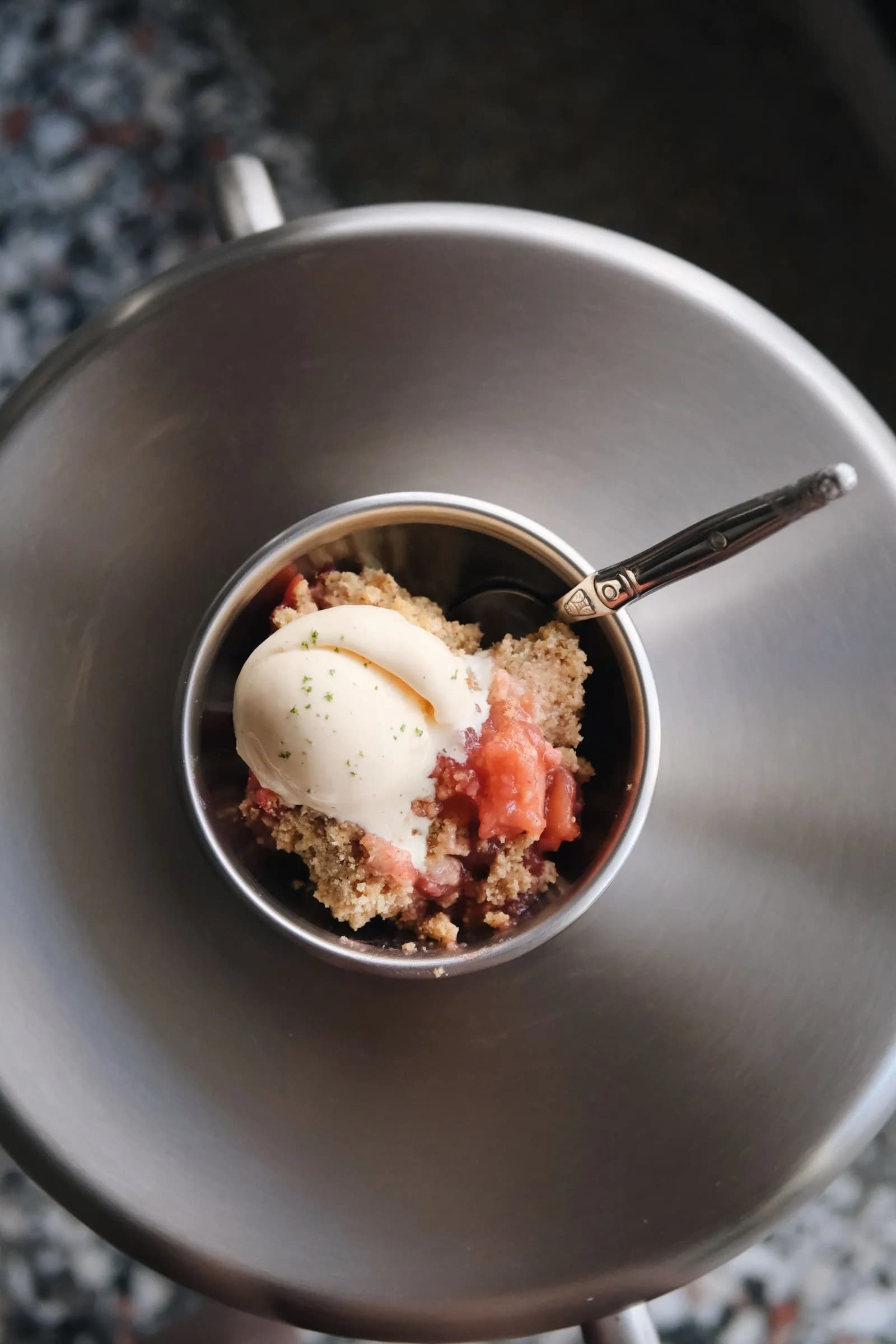 Crumble de manzana caliente con una bola de helado de vainilla