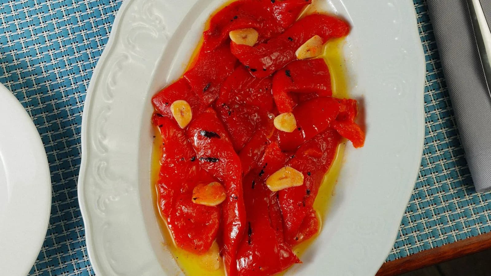 Pimientos rojos asados y pelados con ajo y aceite de oliva, estilo escalivada