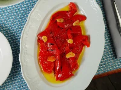 Pimientos rojos asados y pelados con ajo y aceite de oliva, estilo escalivada
