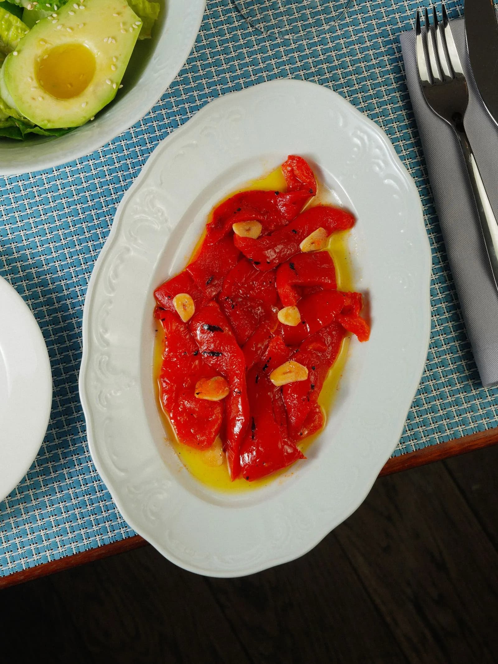 Pimientos rojos asados y pelados con ajo y aceite de oliva, estilo escalivada
