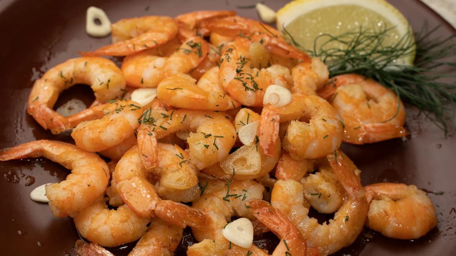 Gambones a la brasa con ajo, limón y eneldo