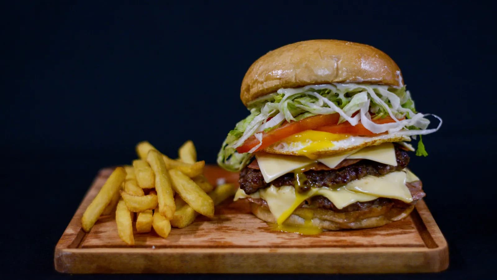 Hamburguesa smash con bordes crujientes y queso fundido