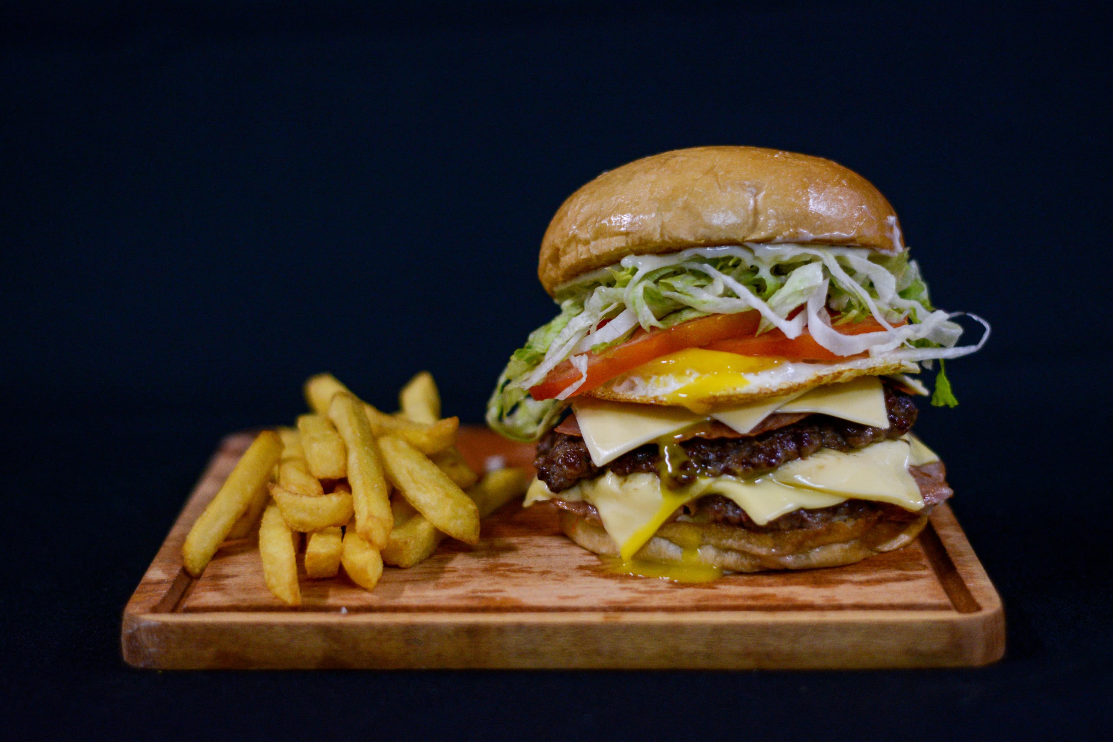 Hamburguesa smash con bordes crujientes y queso fundido