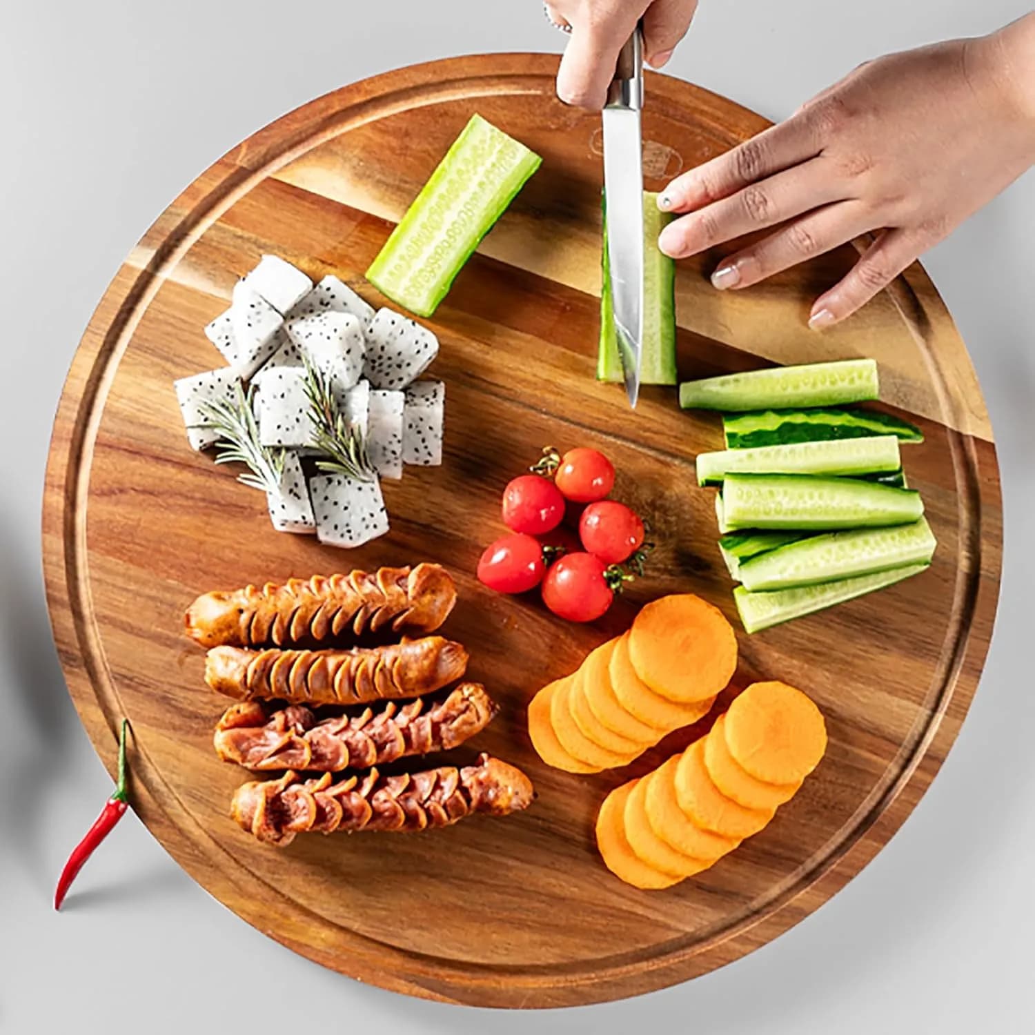 JF JAMES.F round acacia cutting board (view 1)