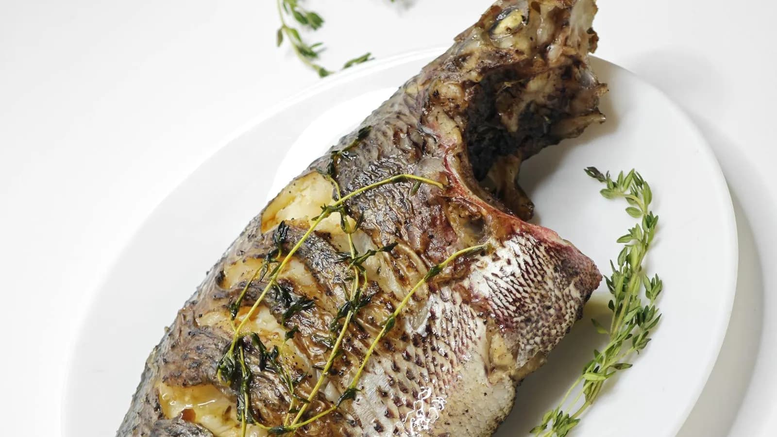 Lubina entera asada con tomillo, recién hecha al kamado