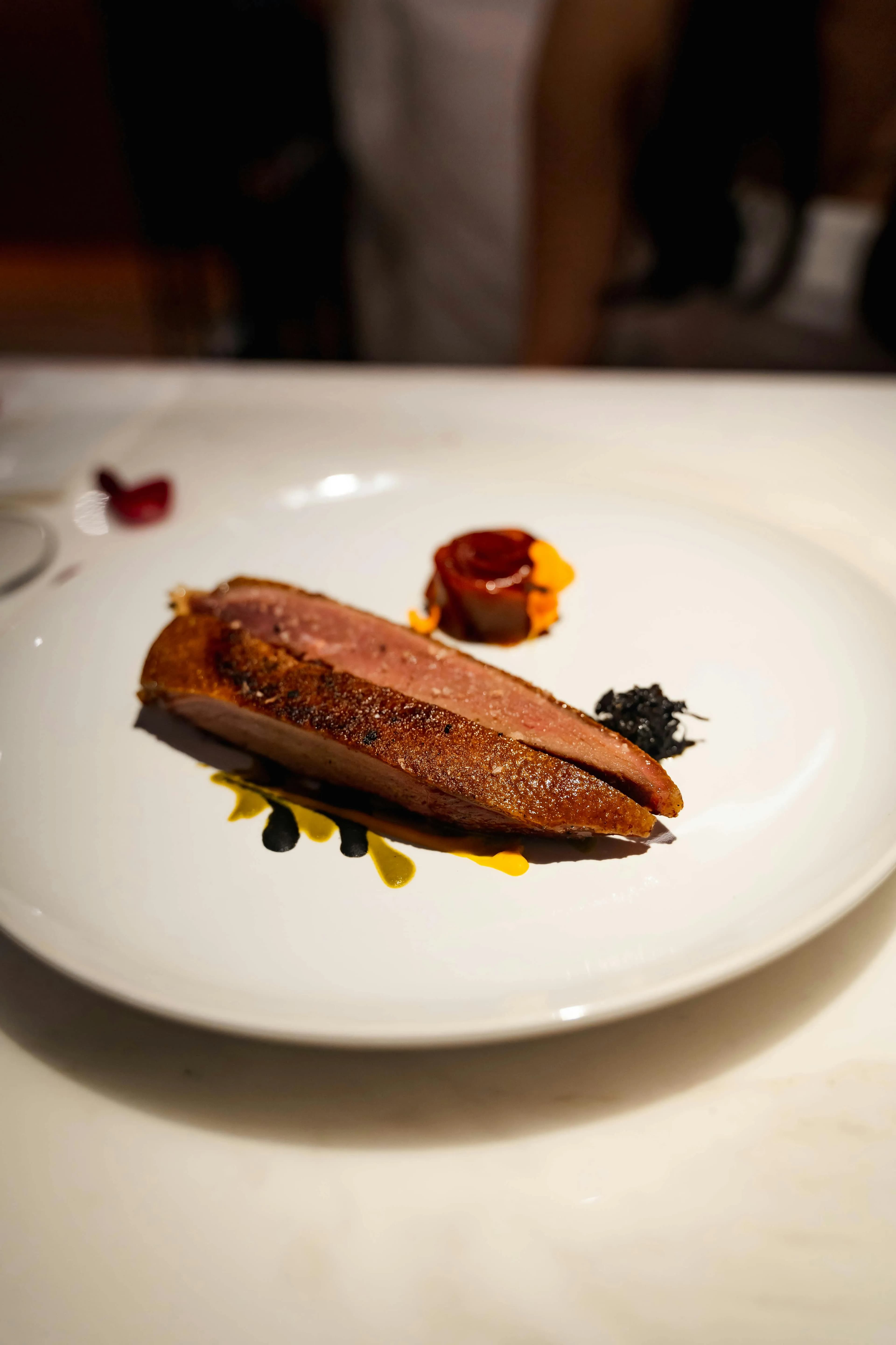 Magret de pato con cebolla caramelizada y piel crujiente