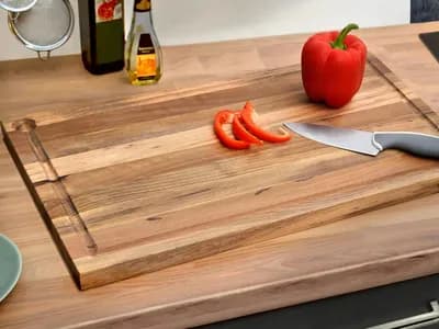 Tabla de cortar Naturehome en nogal macizo de 58x36x3 cm con ranura para jugos y acabado en aceite mineral, madera sostenible (vista 1)