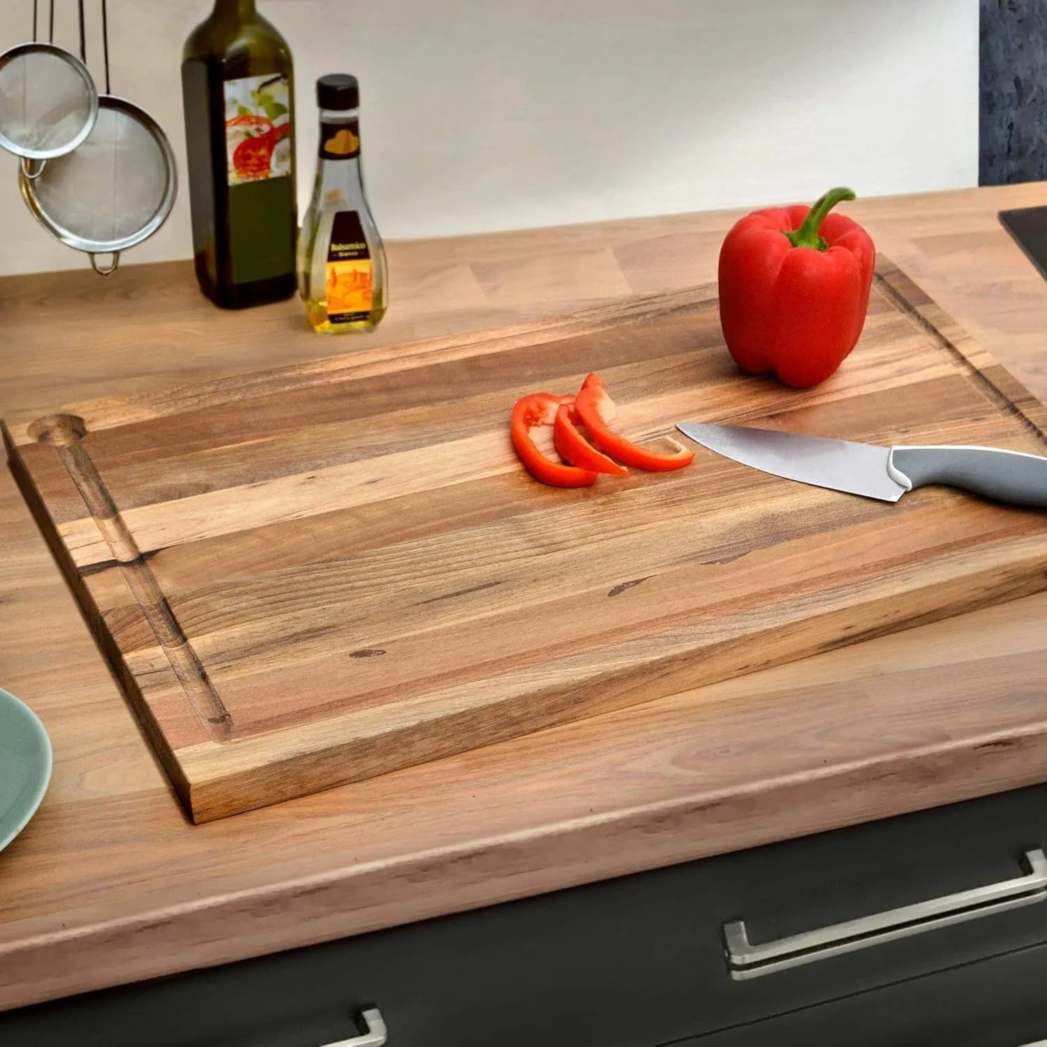Tabla de cortar Naturehome en nogal macizo de 58x36x3 cm con ranura para jugos y acabado en aceite mineral, madera sostenible (vista 1)