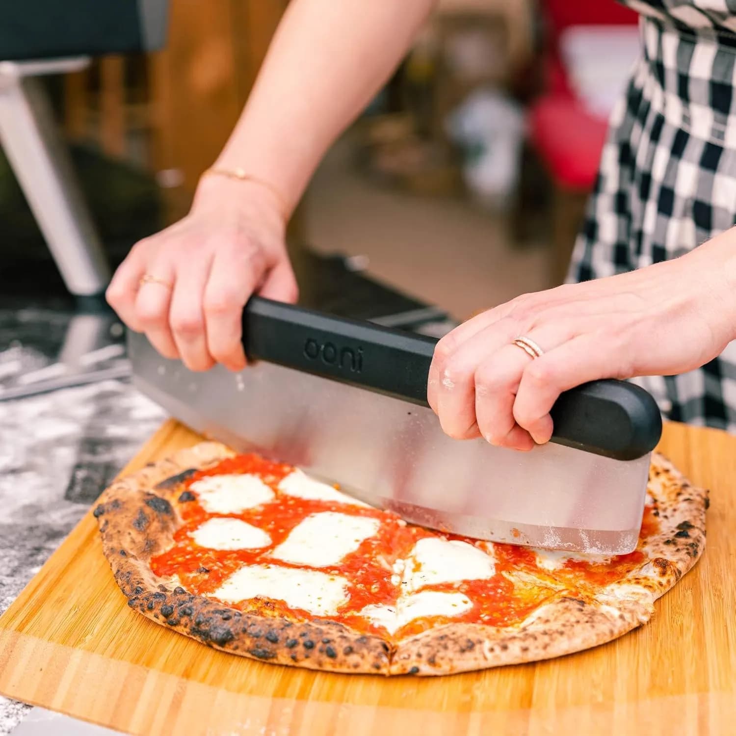 Ooni - Cortador de pizza tipo rocker (cuchilla balancín 35 cm)
