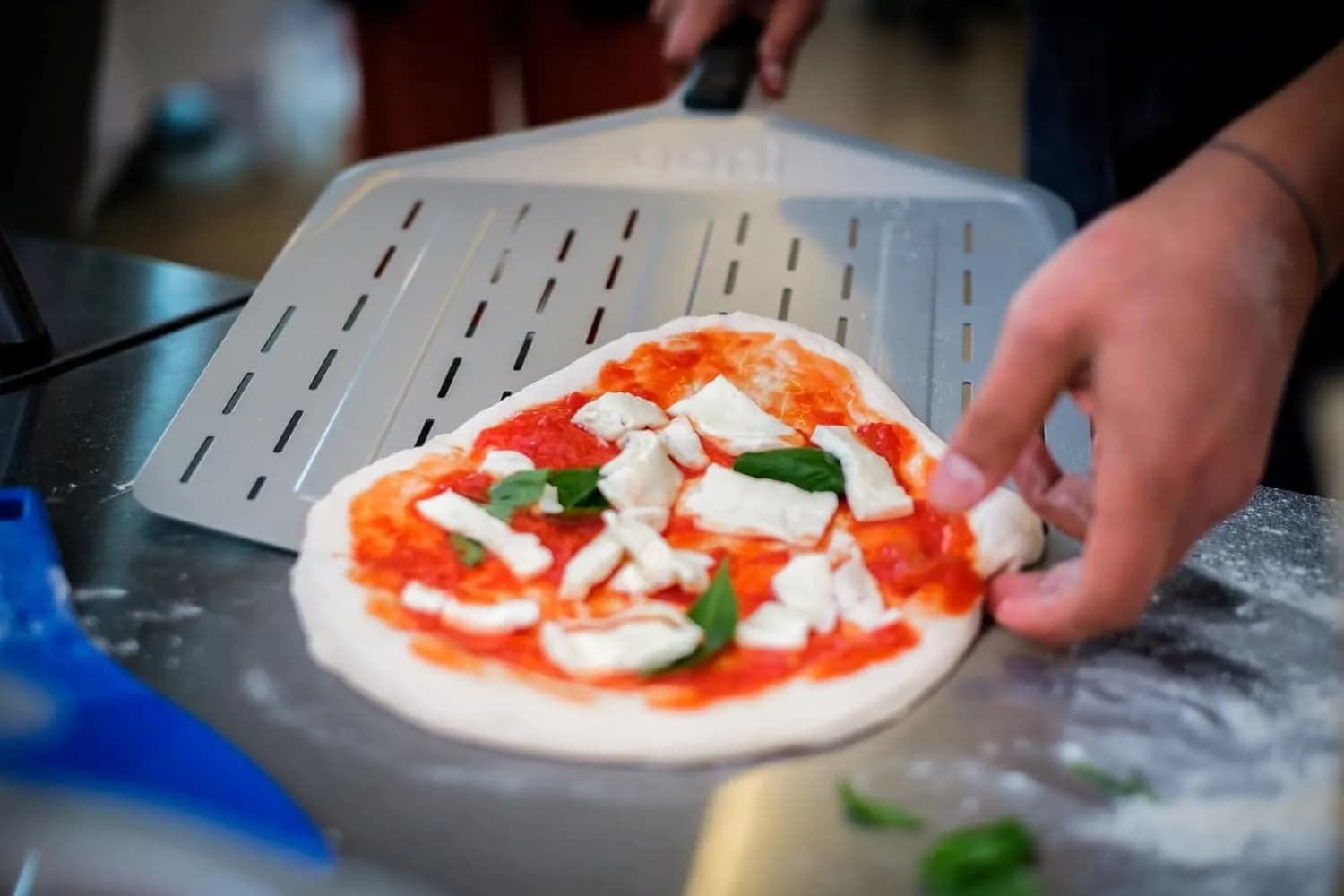 Ooni - Pala de pizza perforada de aluminio de 14"