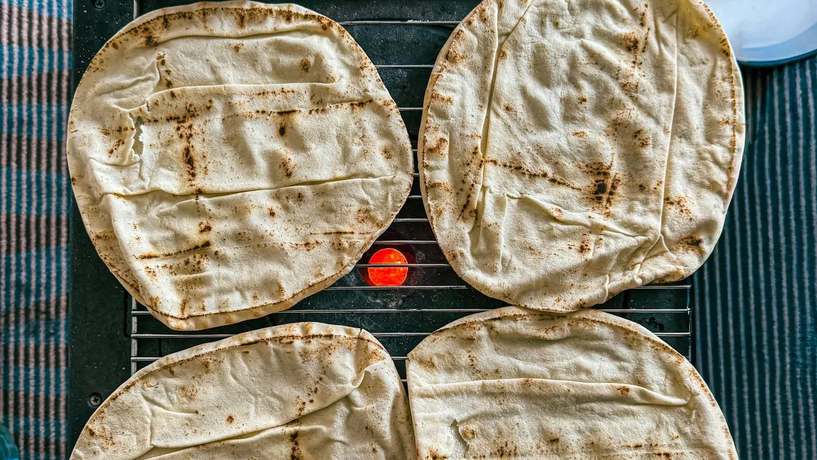 Panes de pita recién hechos sobre la parrilla