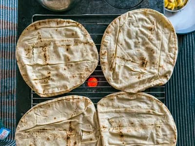 Panes de pita recién hechos sobre la parrilla