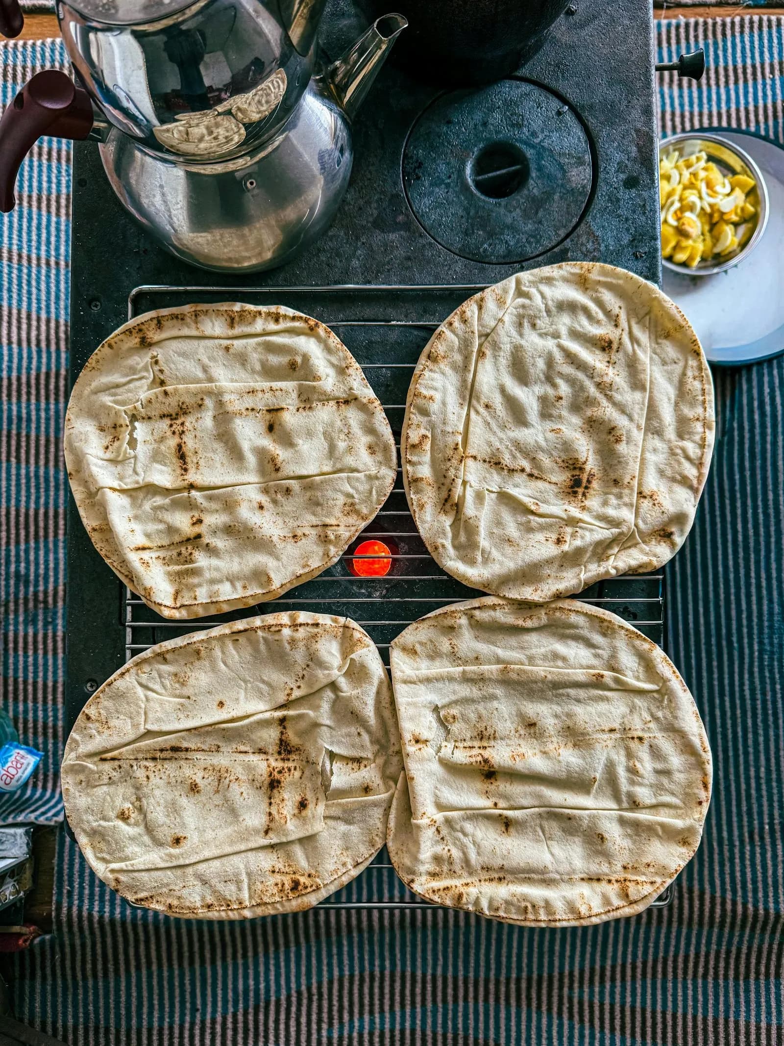 Panes de pita recién hechos sobre la parrilla