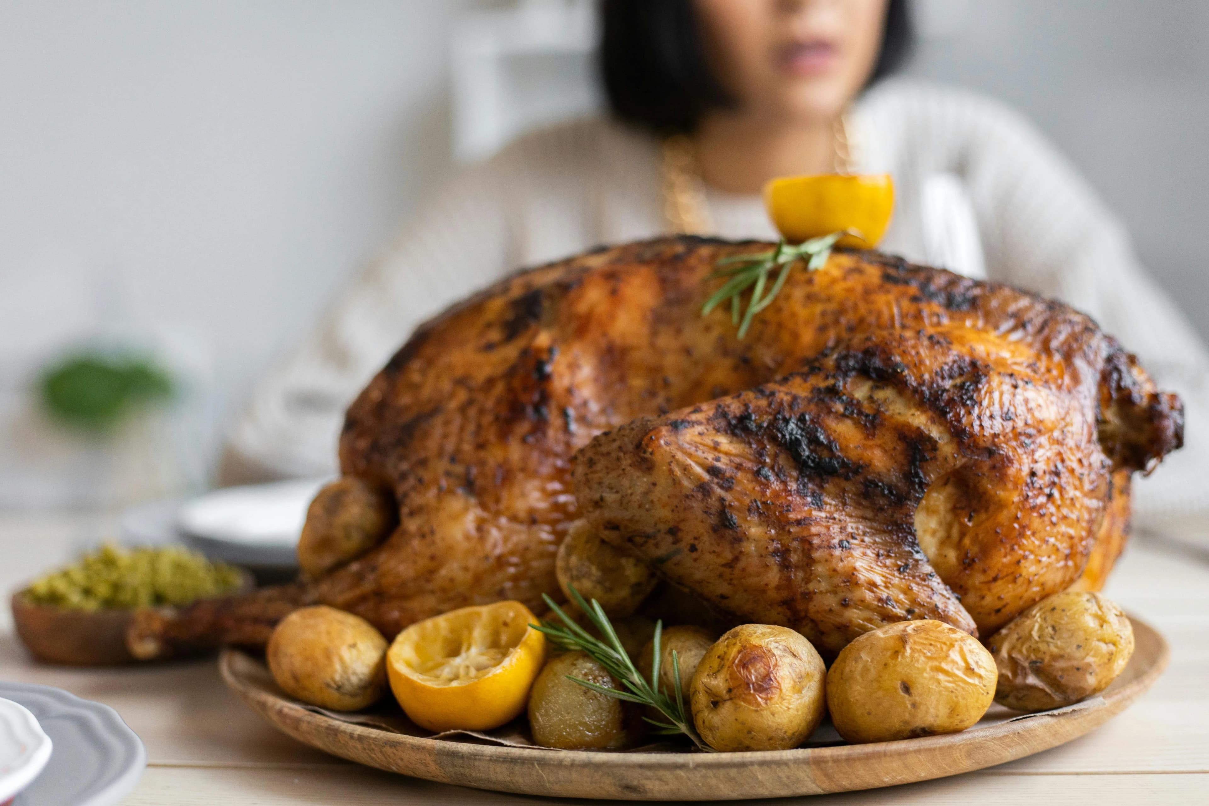 Pavo entero ahumado al kamado con piel dorada, listo para Navidad