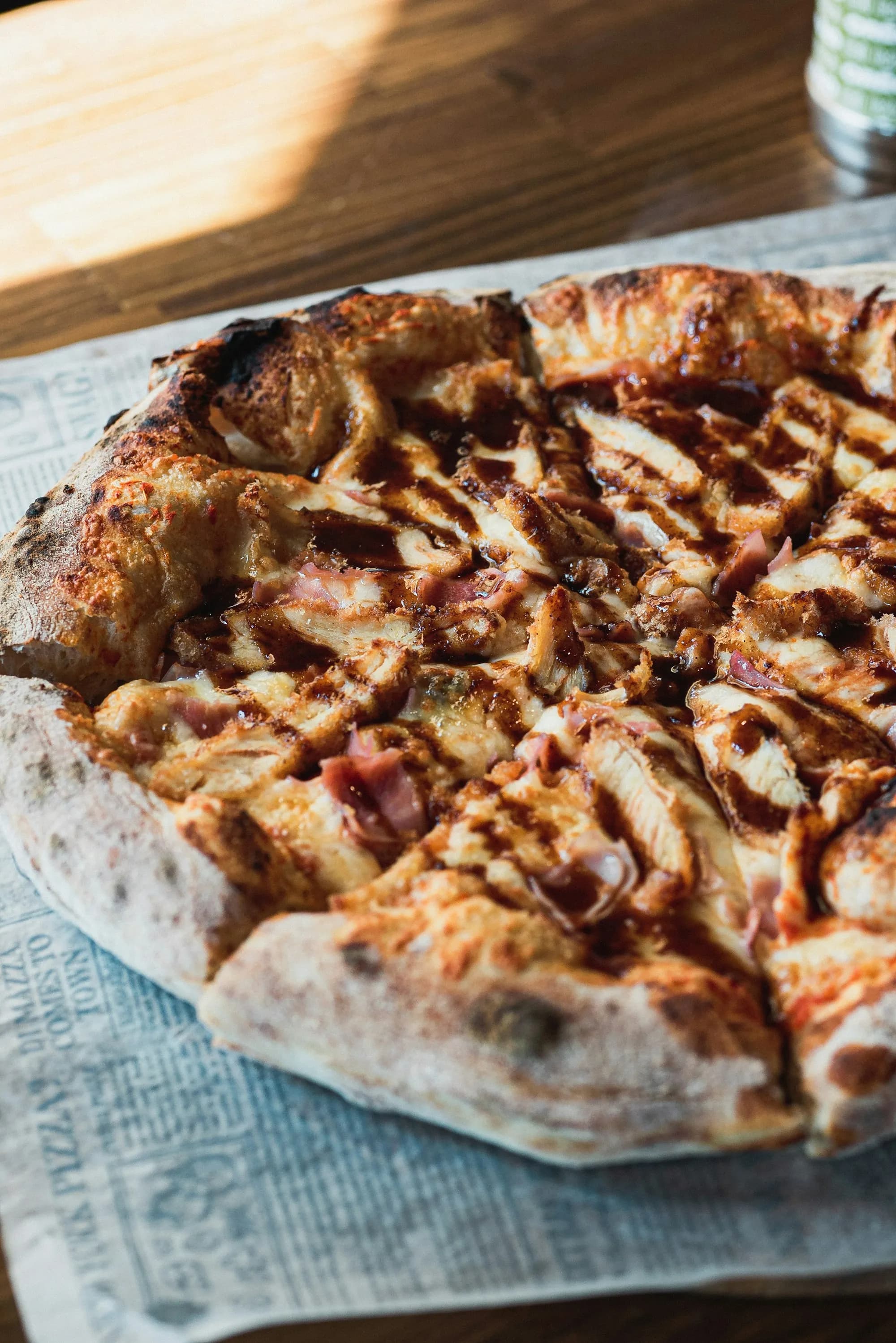 Pizza barbacoa de pollo ahumado con hilos de salsa BBQ y borde tostado