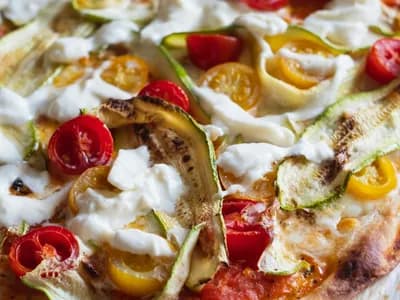 Pizza de verduras asadas con calabacín a la brasa, tomates cherry y burrata cremosa