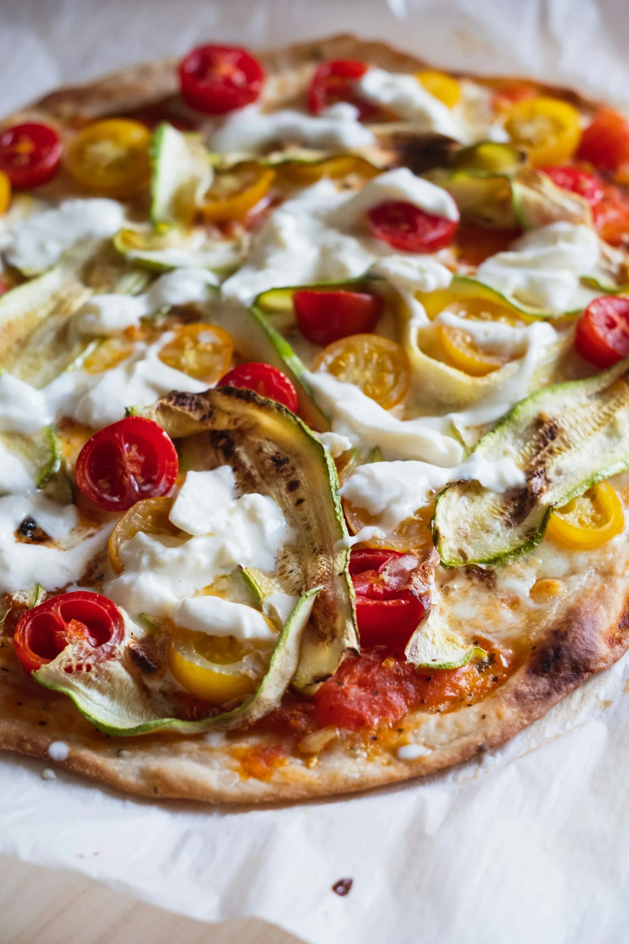 Pizza de verduras asadas con calabacín a la brasa, tomates cherry y burrata cremosa