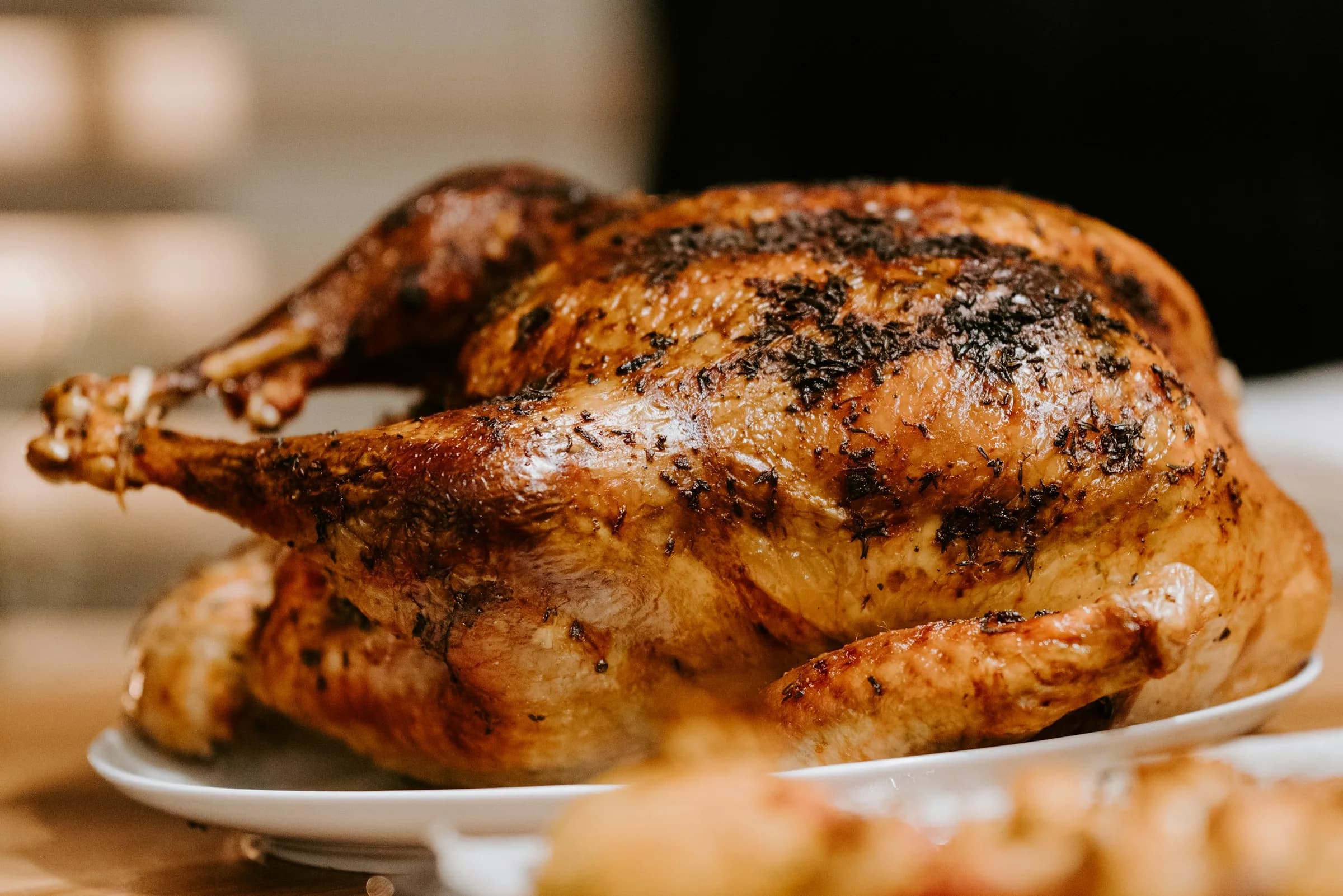 Pollo a la cerveza con piel crujiente