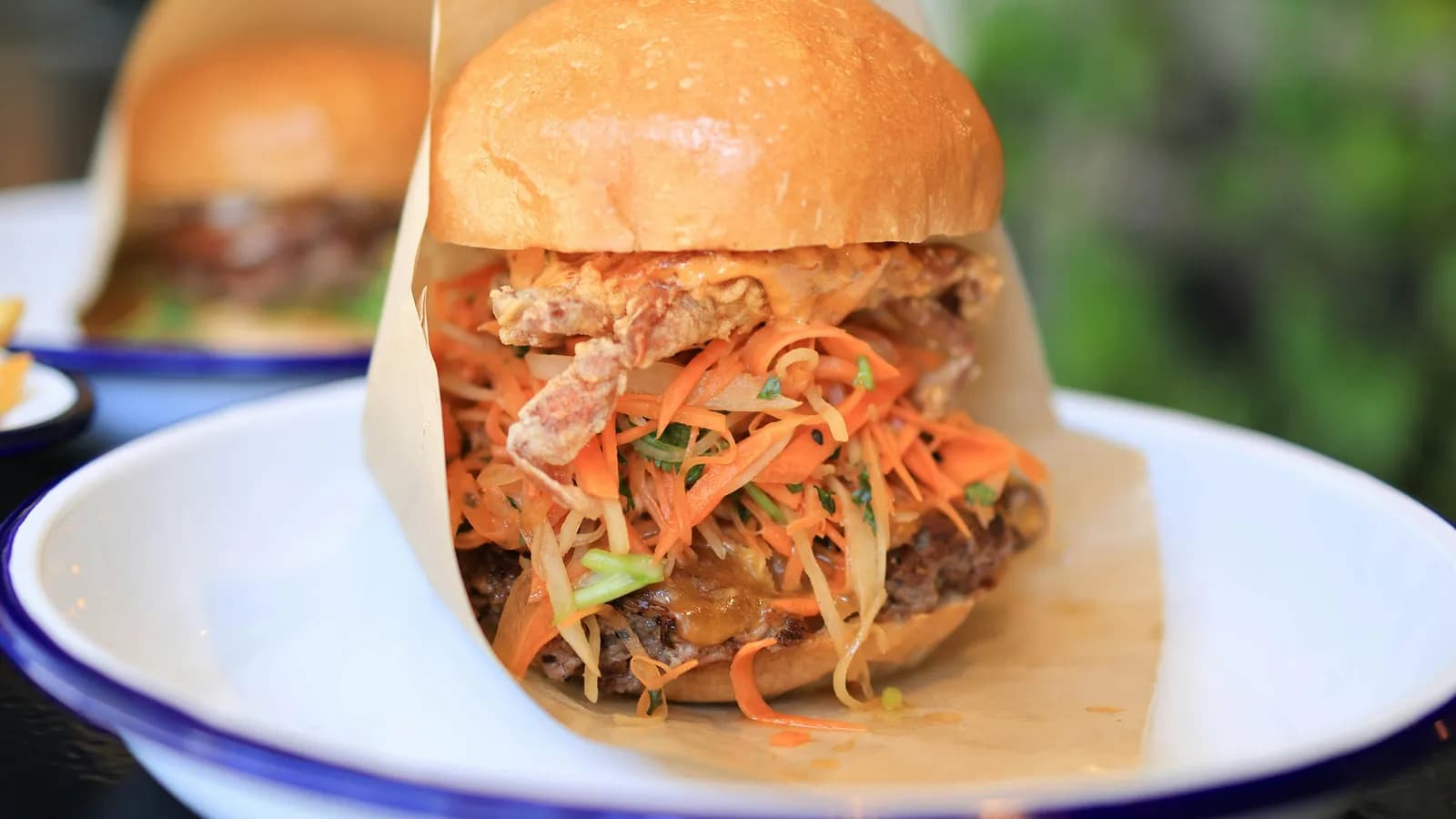 Pulled pork ahumado al estilo Carolina, deshilachado tras 8 horas en el kamado