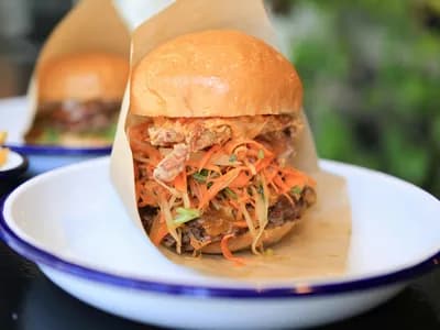 Pulled pork ahumado al estilo Carolina, deshilachado tras 8 horas en el kamado