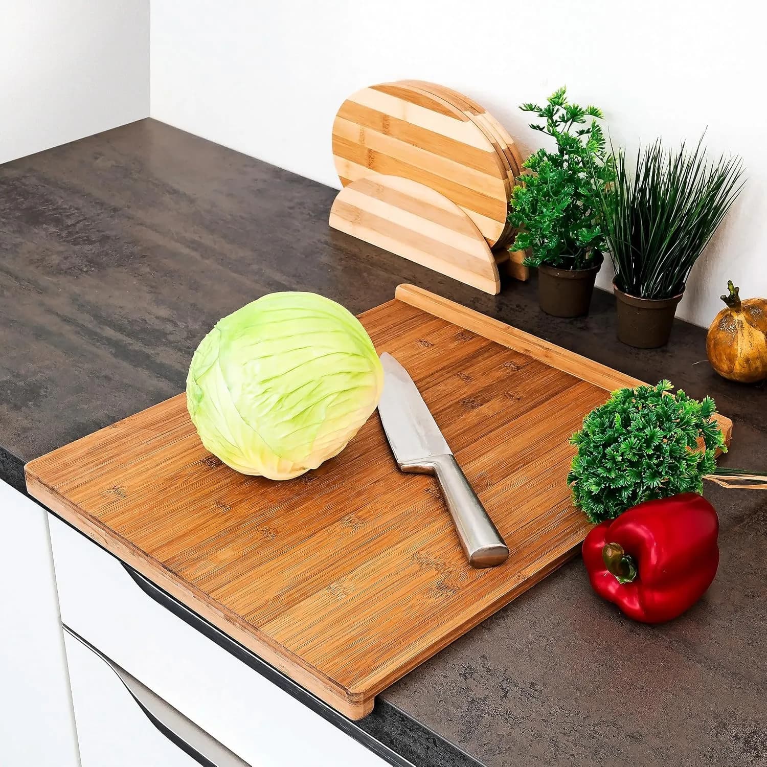 Relaxdays Tabla de Cortar bambú, 2,5 x 38 x 45 cm, Bandeja Corte Carne, Borde Elevado Doble, Reversible, Marrón Natural (vista 3)