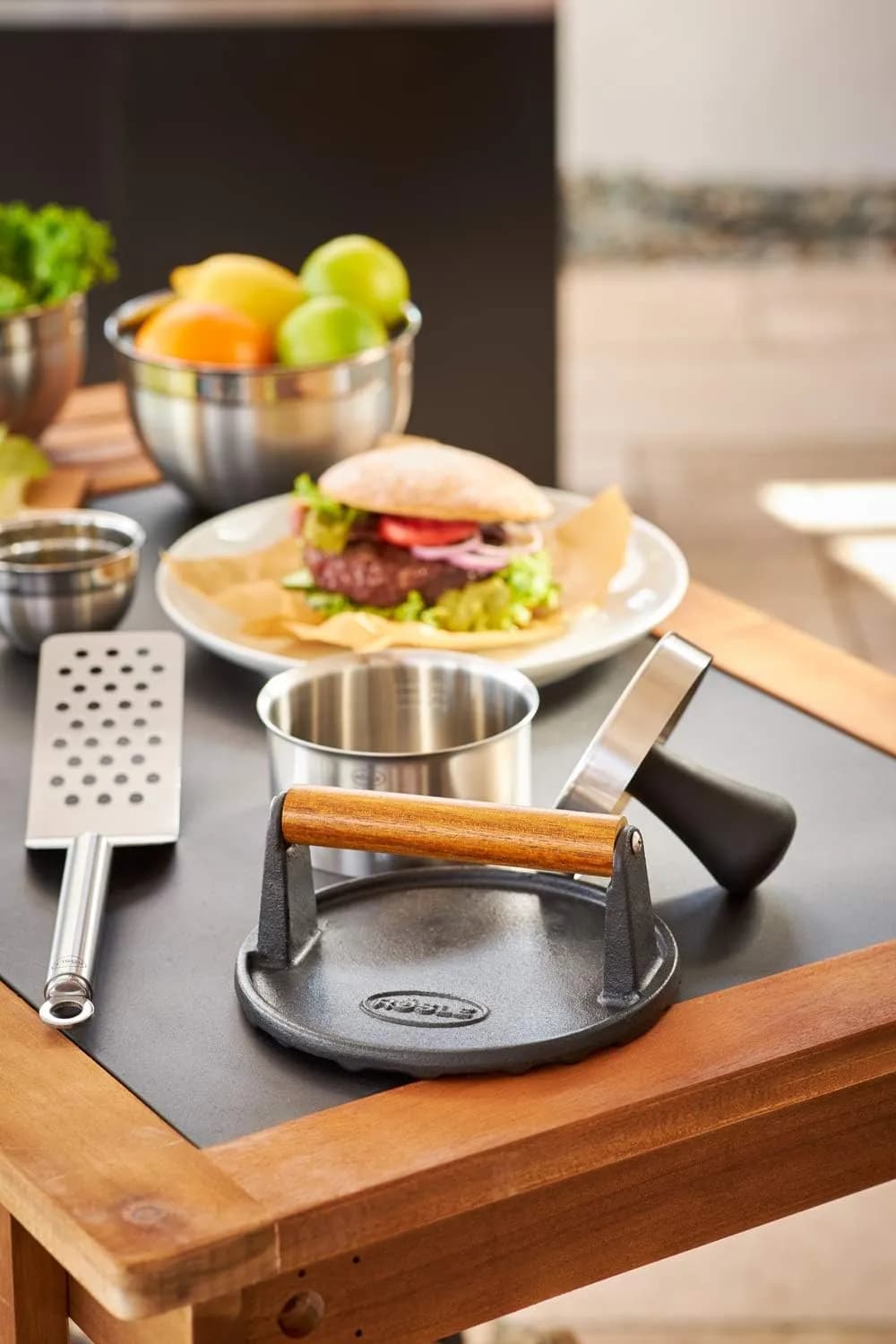 RÖSLE Pesa para barbacoa, 17,5 cm, hierro fundido con mango de madera, para cocinar más rápido hamburguesas o filetes, n (vista 2)