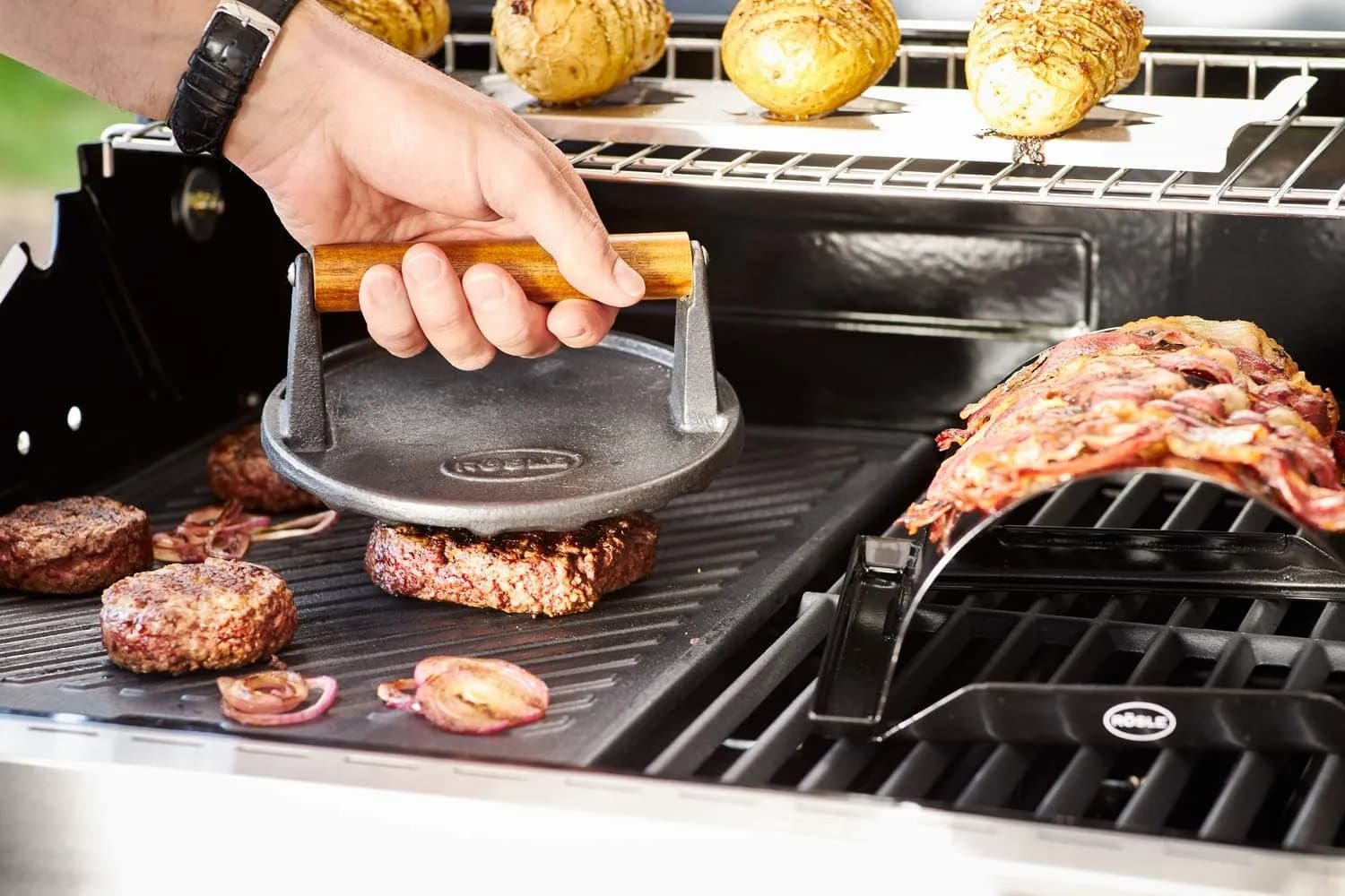 RÖSLE Pesa para barbacoa, 17,5 cm, hierro fundido con mango de madera, para cocinar más rápido hamburguesas o filetes, n (vista 3)