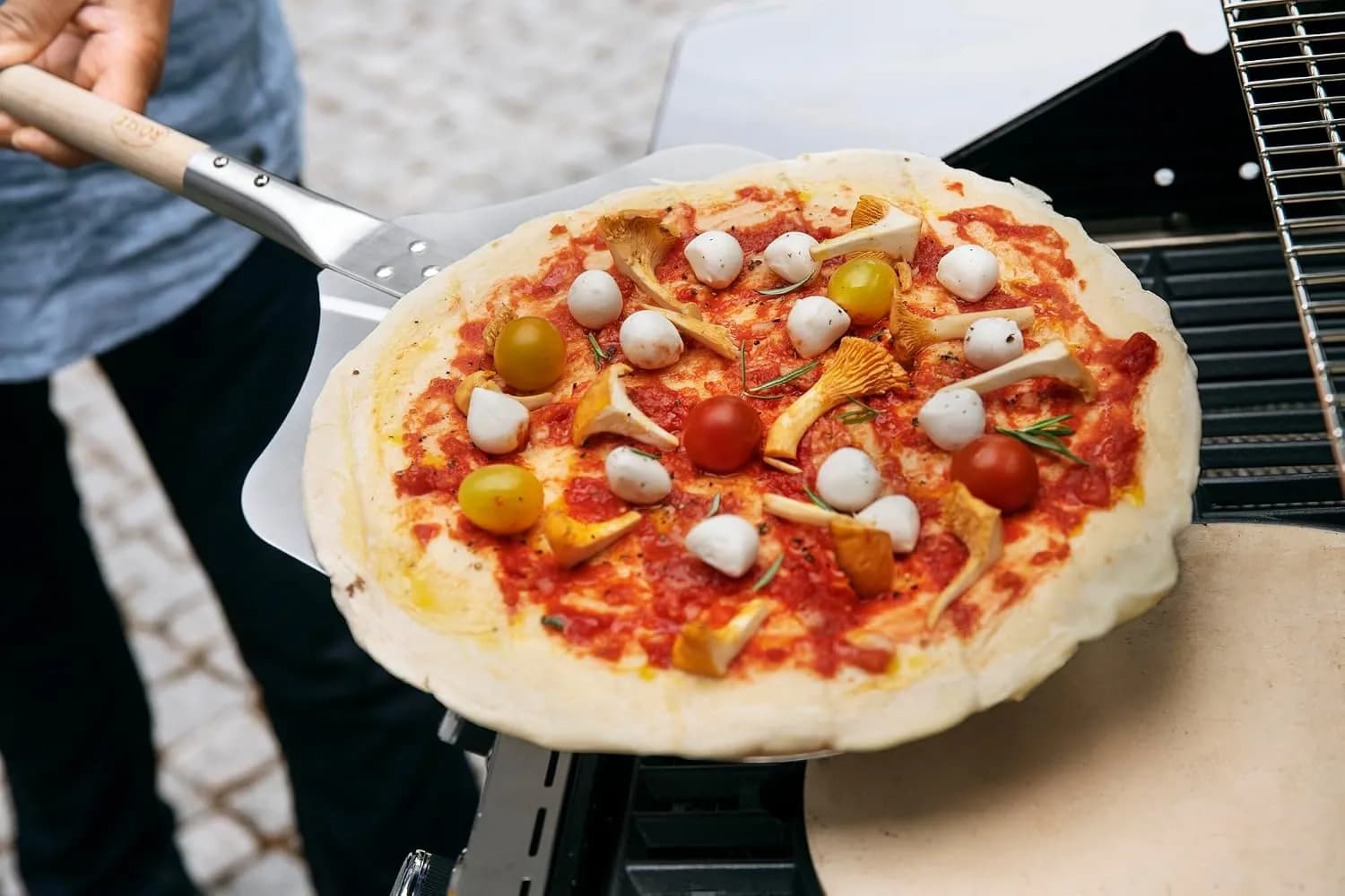 RÖSLE Piedra para pizza VARIO, de cordierita para preparar pizza, tarta flambeada, pan, etc. en la parrilla o en el horn (vista 3)