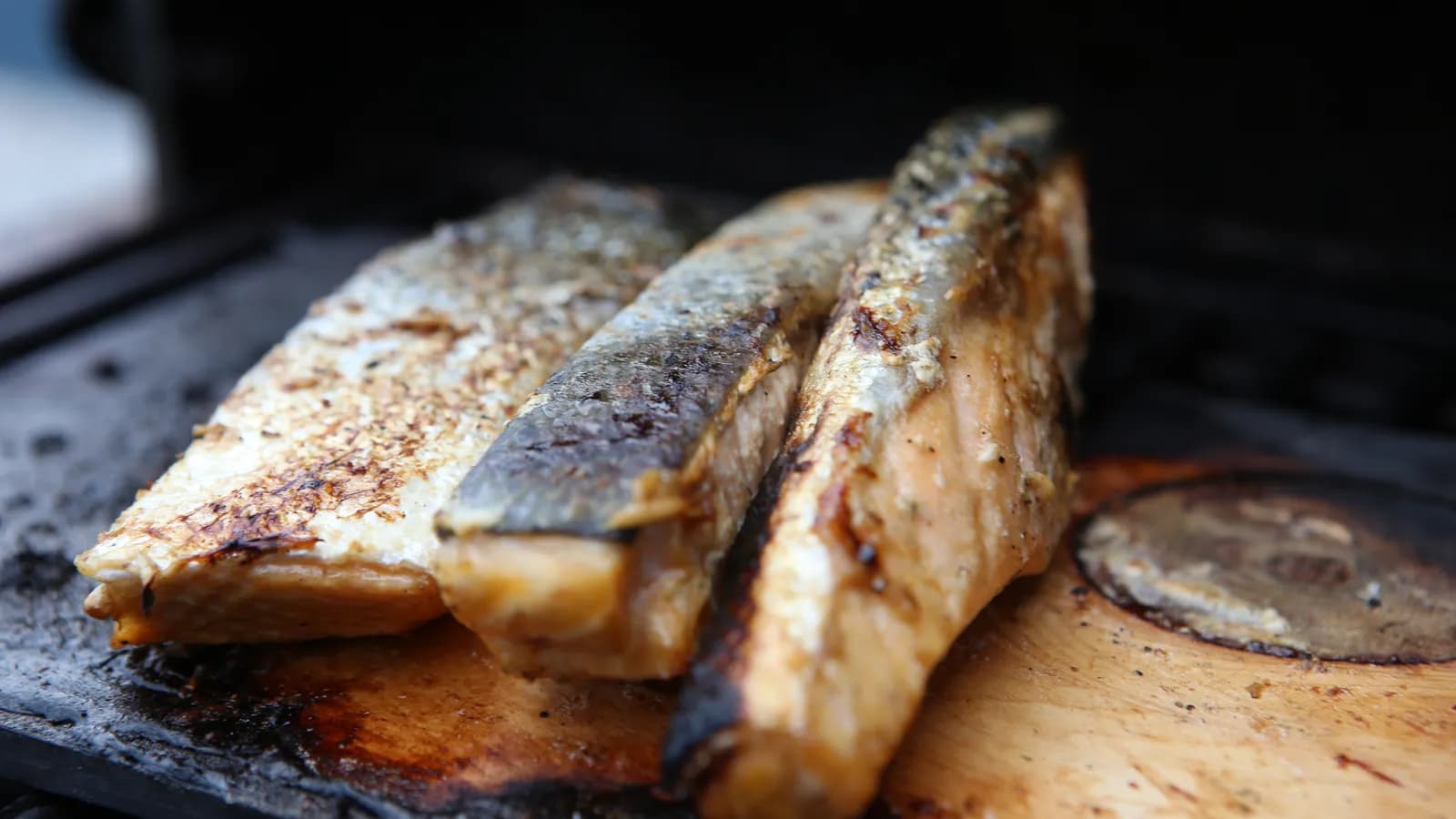 Lonchas de salmón ahumado en frío con eneldo