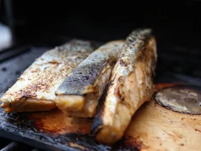 Lonchas de salmón ahumado en frío con eneldo